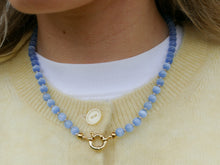 Afbeelding in Gallery-weergave laden, handgemaakt ijs blauw mineralen collier met groot slot
