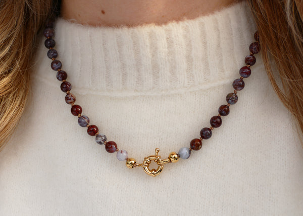 hand geknoopt collier van agaath mineralen met groot goudkleurig slot