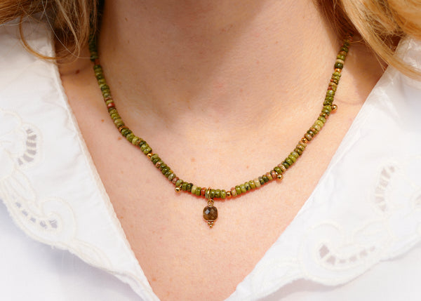 collier van mosagaath met goudkleurige accenten