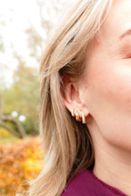 Afbeelding in Gallery-weergave laden, druppelvormige gladde oorringen | echt zilver + laagje goud | 15 mm
