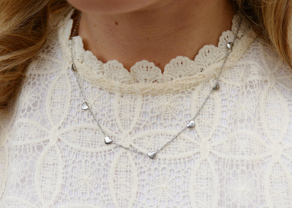 fijn zilverkleurig collier met hartjes | stainless steel