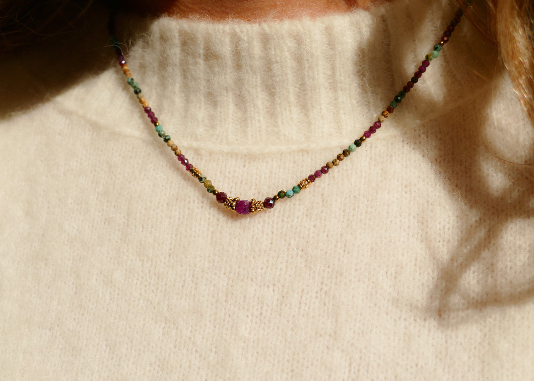 bordeaux kleurige mineralen met stainless steel accenten