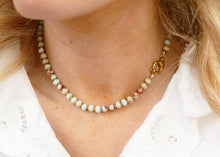 Afbeelding in Gallery-weergave laden, zee blauw kralen collier met groot goudkleurig slot

