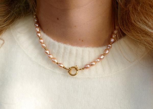 oud roze parel collier met groot goudkleurig slot van stainless steel