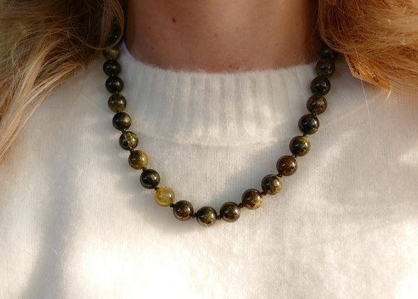 hand gemaakt collier van groene granaat met goudkleurig slot