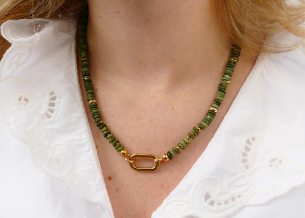 collier van groene mineralen met goudkleurige connector | stainless steel