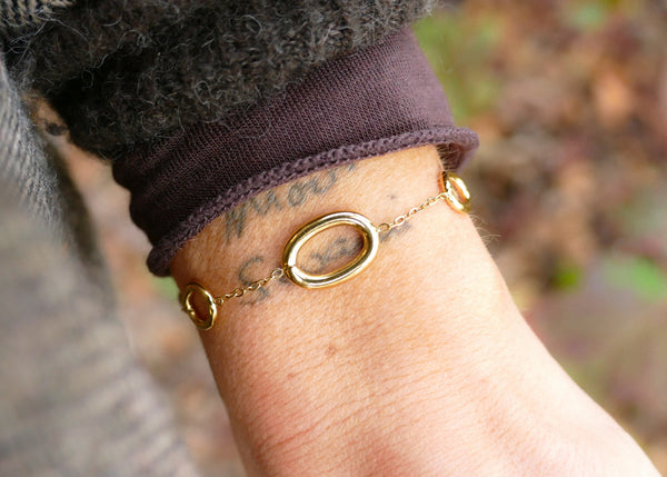 sportief vormgegeven armband van goudkleurig stainless steel