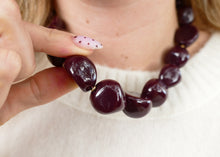 Afbeelding in Gallery-weergave laden, statement collier van donker bordeaux rode kralen
