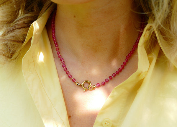 hard roze mineralen collier met groot goudkleurig slot