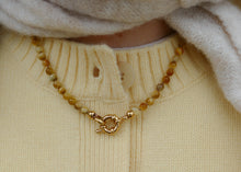 Afbeelding in Gallery-weergave laden, hand geknoopt collier van gele tijgeroog mineralen met goudkleurig stainless steel slot
