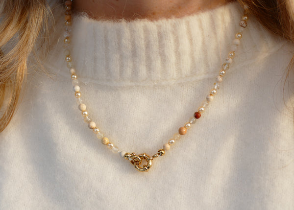 hand geknoopt collier met lichte mineralen met groot goudkleurig slot