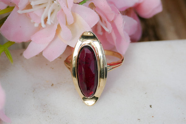 14 krt geel gouden vintage ring gezet met een granaat