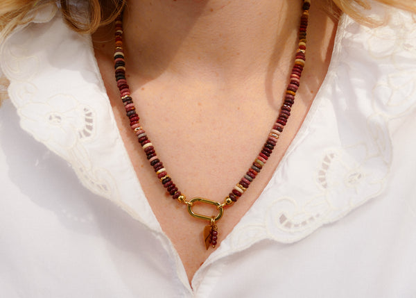 collier van jaspis in perfecte bordeaux tinten met goudkleurige accenten