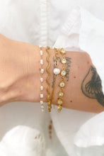 Afbeelding in Gallery-weergave laden, fijne goudkleurige armband met witte parels | stainless steel

