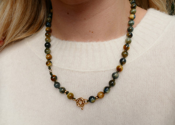 hand geknoopt collier van agaath in donkere tinten met goudkleurig slot