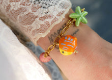 Afbeelding in Gallery-weergave laden, goudkleurige schakel armband met grote gekleurde bedels 🐟 stainless steel
