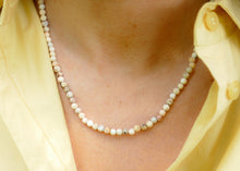 Afbeelding in Gallery-weergave laden, beige mineralen collier met goudkleurig slot
