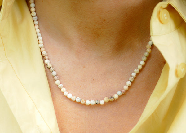 beige mineralen collier met goudkleurig slot