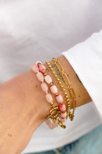 Afbeelding in Gallery-weergave laden, statement snoep roze kralen armband met groot slot
