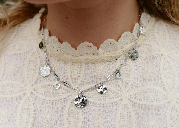 zilverkleurig schakel collier met muntjes | stainless steel