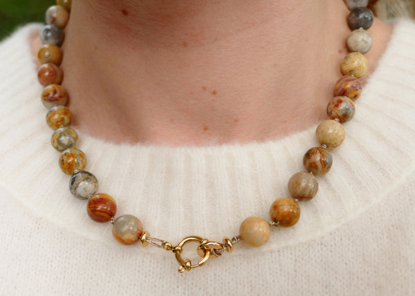hand geknoopt butter yellow en beige agaath collier met goudkleurig slot | stainless steel