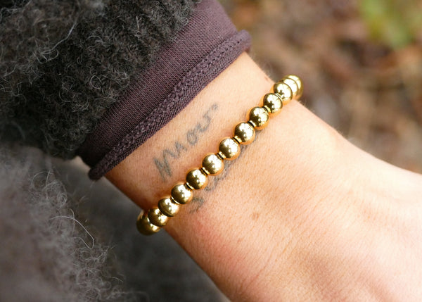 goudkleurig bolletjes armbandje op elastiek