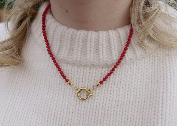 handgemaakt rood kralen collier met groot slot
