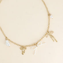 Afbeelding in Gallery-weergave laden, goudkleurig schakelcollier met bedels en witte pareltjes | stainless steel
