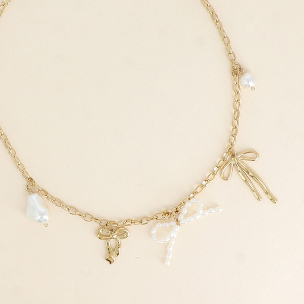 goudkleurig schakelcollier met bedels en witte pareltjes | stainless steel