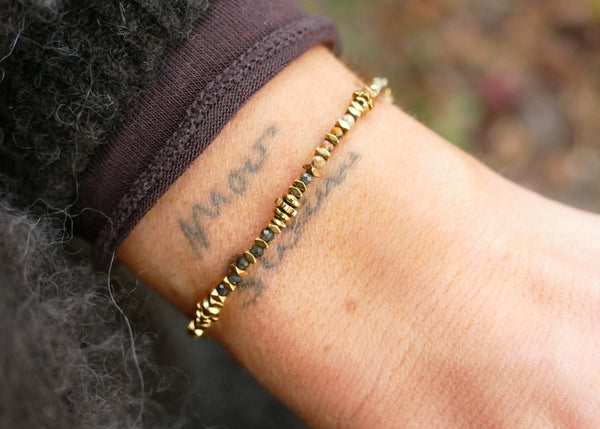 mineralen in bruin tinten armband met goudkleurige stainless steel