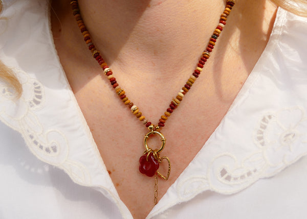 collier van jaspis in perfecte herfsttinten met goudkleurige accenten