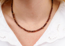 Afbeelding in Gallery-weergave laden, collier van bruine mineralen met goudkleurige accenten 🤎 | stainless steel
