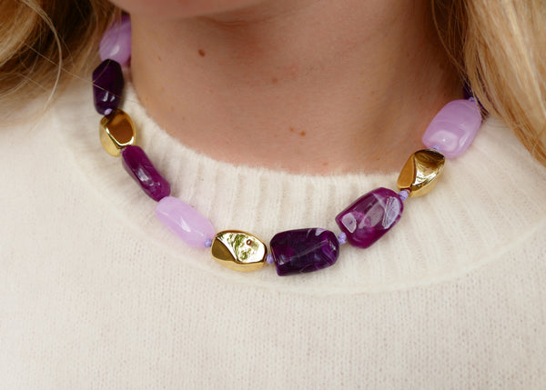 statement collier van paarse kralen gecombineerd met goudkleurige kralen