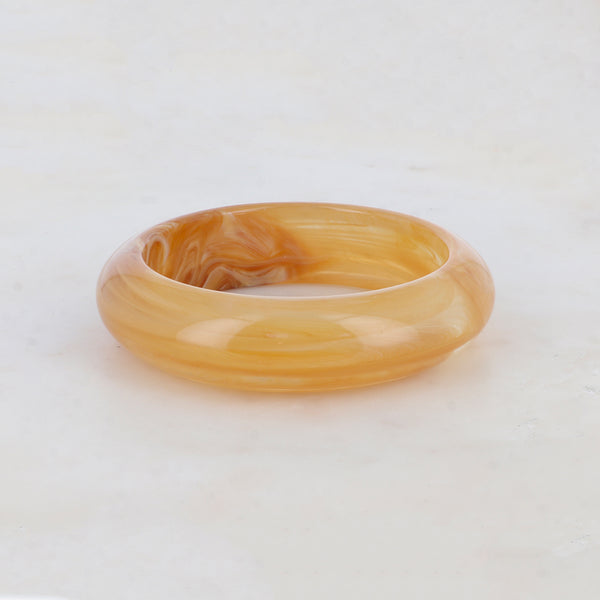 statement bangle van resin in lichtbruin
