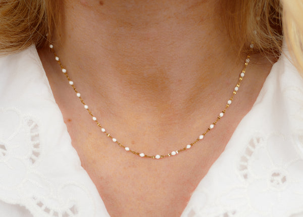 fijn goudkleurig kettinkje met witte bolletjes | stainless steel