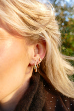 Afbeelding in Gallery-weergave laden, verguld gouden oorknopjes met ruitvormige zirkonia steentjes | echt zilver + laagje goud
