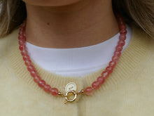 Afbeelding in Gallery-weergave laden, handgemaakt snoep roze mineralen collier met groot slot
