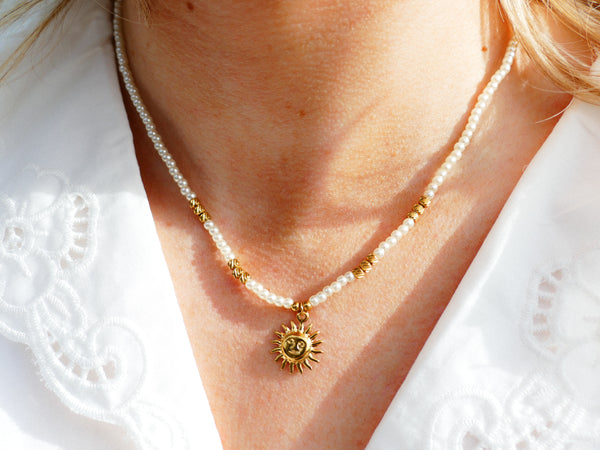 kort wit parel collier met zonnetje 🌞