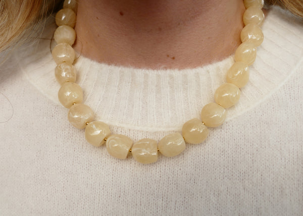 statement collier met beige kralen