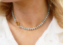 Afbeelding in Gallery-weergave laden, licht blauw kralen collier met groot goudkleurig slot
