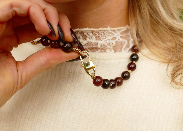 hand geknoopt collier van bruine amethist met goudkleurig slot