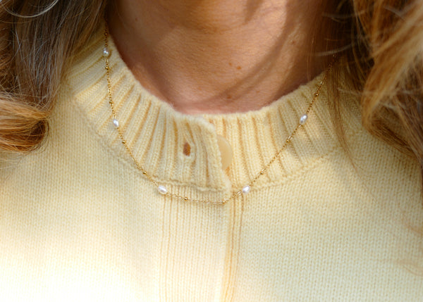 fijn collier met witte pareltjes stainless steel