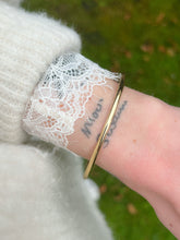 Afbeelding in Gallery-weergave laden, goudkleurige bangle van stainless steel
