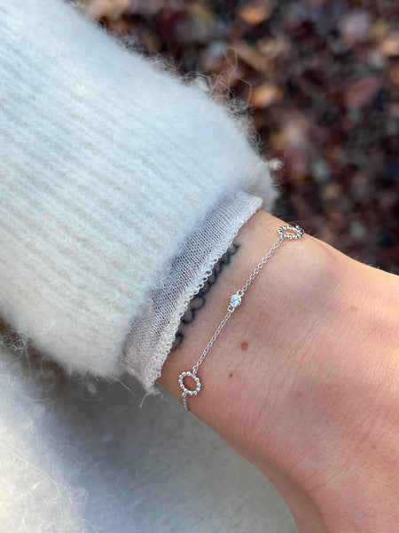 verguld goud fijn armbandje met cirkels en witte steentjes | echt zilver