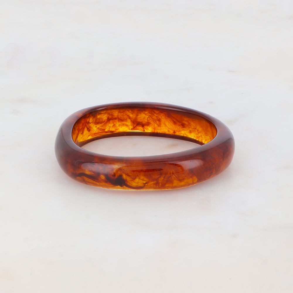 statement bangle van resin in donkerbruin