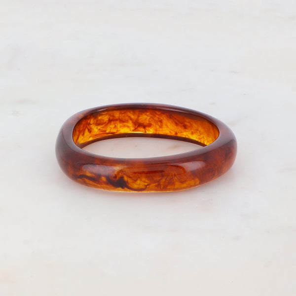 statement bangle van resin in donkerbruin