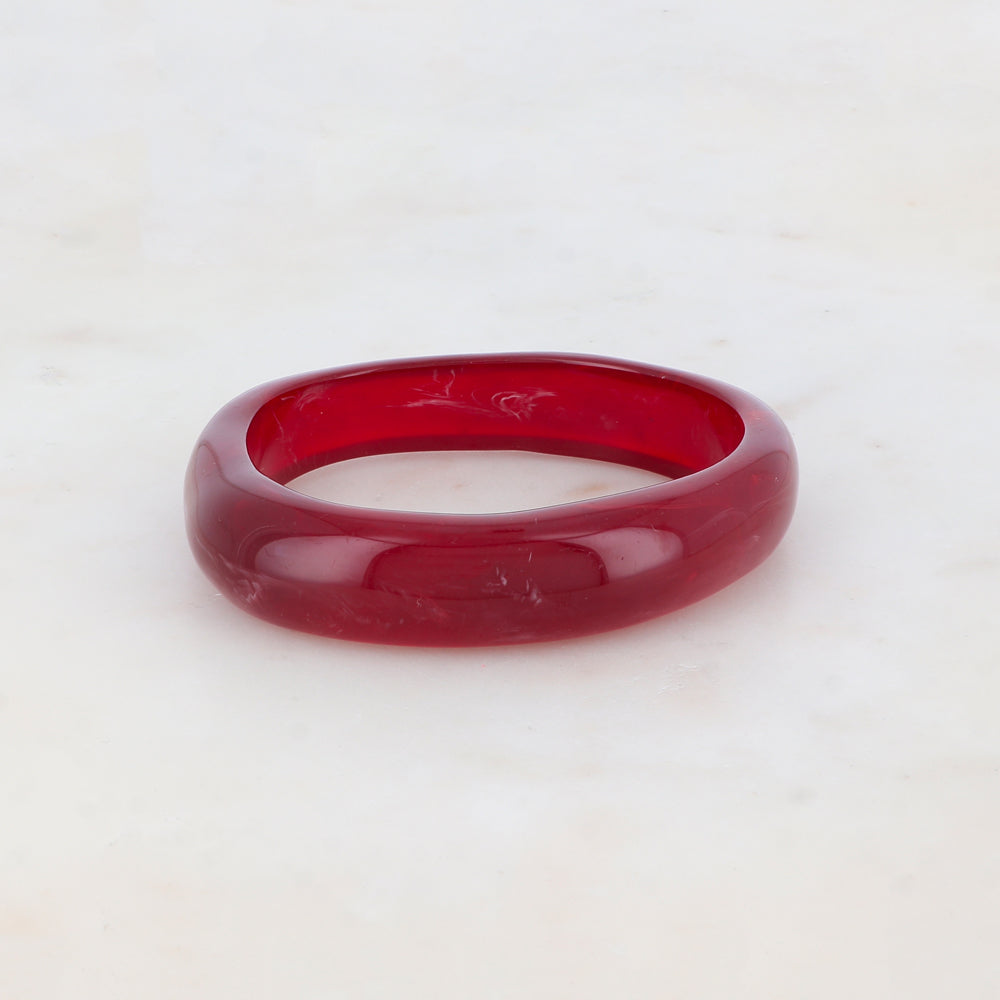 statement bangle van resin in donkerrood
