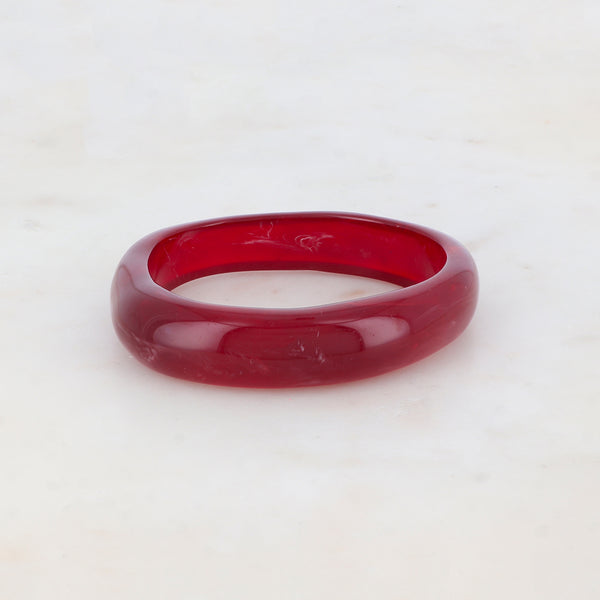 statement bangle van resin in donkerrood