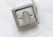 Afbeelding in Gallery-weergave laden, 14 krt geel gouden vintage ring gezet met een wit mineraal
