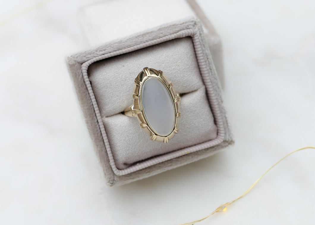 14 krt geel gouden vintage ring gezet met een wit mineraal